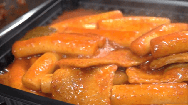 용기에 담긴 매운 떡볶이