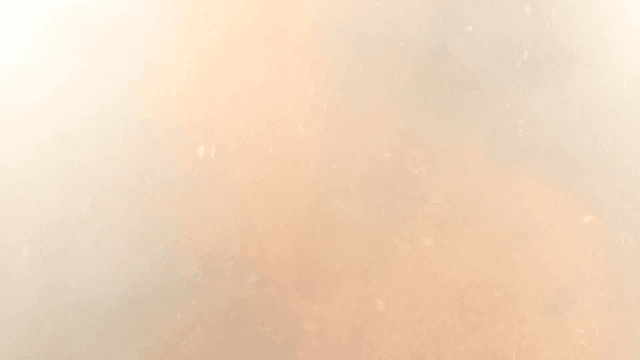 끓는 큰 냄비에 넣는 고추씨