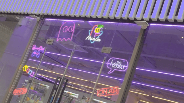 오락실 건물의 네온사인