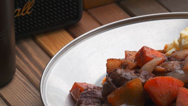 나무 테이블에 구운 고기와 야채, 으깬 감자 및 신선한 샐러드를 담은 접시