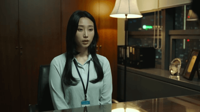 밤에 사무실에서 진지한 대화를 나누는 여성