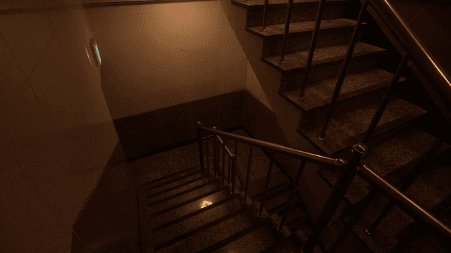 어둡게 조명된 실내 계단
