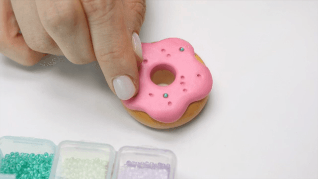 점토로 도넛을 만들고 있는 손