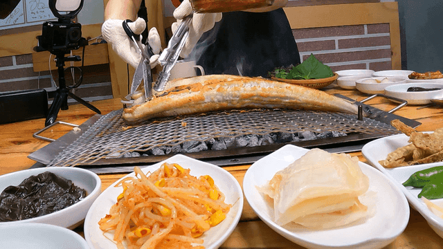 반찬과 함께 준비되는 장어구이