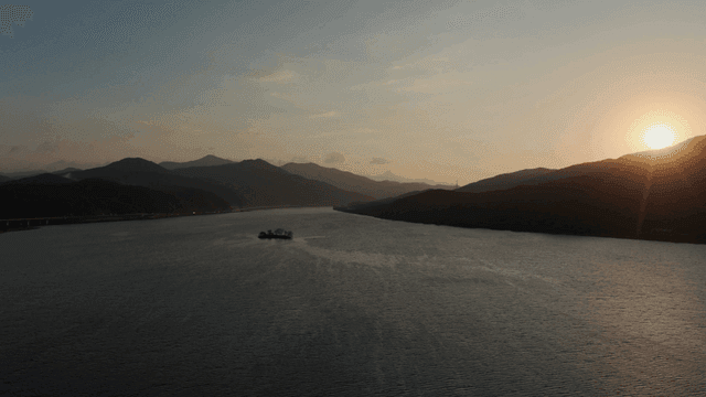 고요한 강과 산 위의 일몰