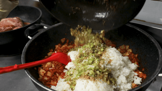 팬에서 준비되는 김치볶음밥 재료들