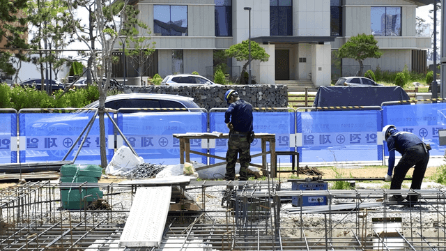 건설 현장에서 일하는 작업자들