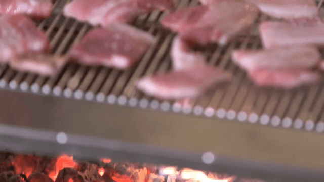 뜨거운 숯불 위에서 굽는 삼겹살
