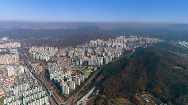 우거진 산자락에 형성된 주거 도시
