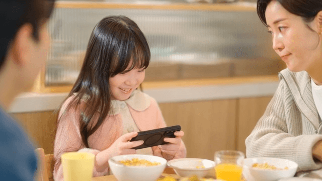 Child who doesn't eat breakfast and only plays on his cell phone