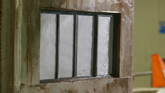 오래된 건물의 정교한 디오라마를 만드는 모습