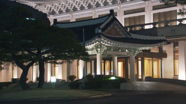 밤에 불이 켜진 청와대 건물
