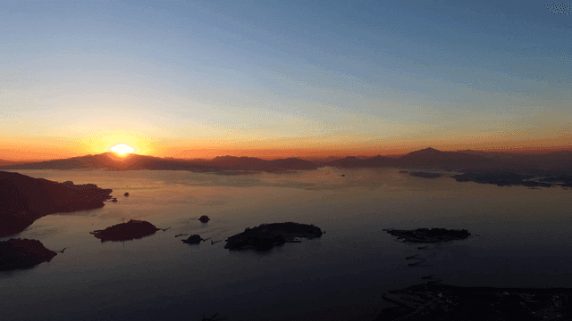 섬이 있는 고요한 바다 위의 일출