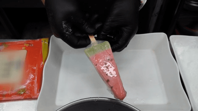 라이스페이퍼에 수박 모양 아이스크림 감싸기