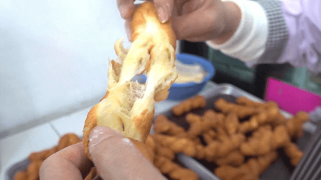 꽈배기 도넛을 찢는 장면