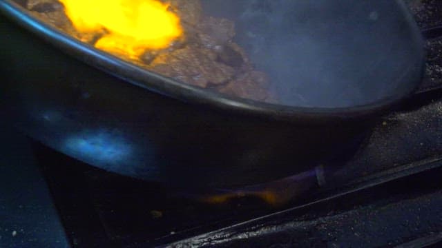 가스 불과 토치로 굽는 소고기