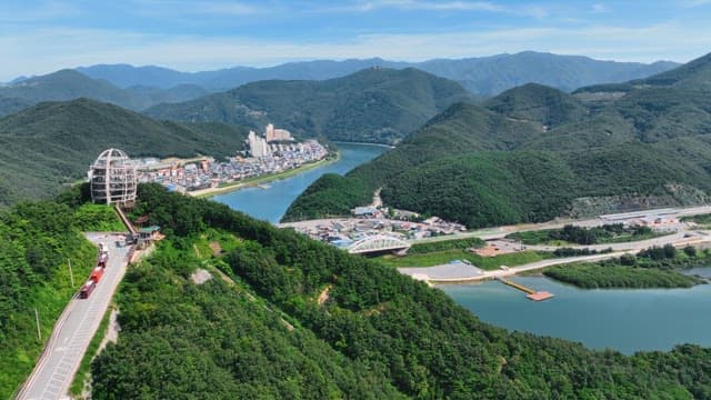 푸른 산의 정상에서 내려보는 전경