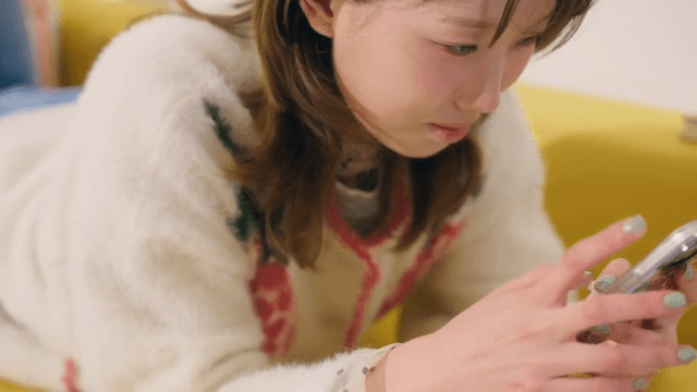 스마트폰을 사용하며 웃고 있는 여성