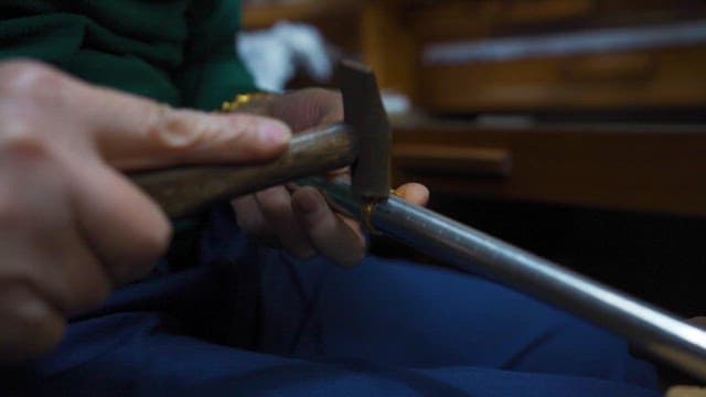 공방에서 반지를 세공하는 장인