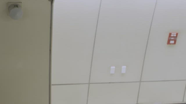 지하철역 안에서 열심히 뛰는 여자