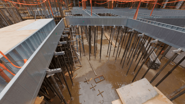 금속 빔과 비계가 있는 건설 현장