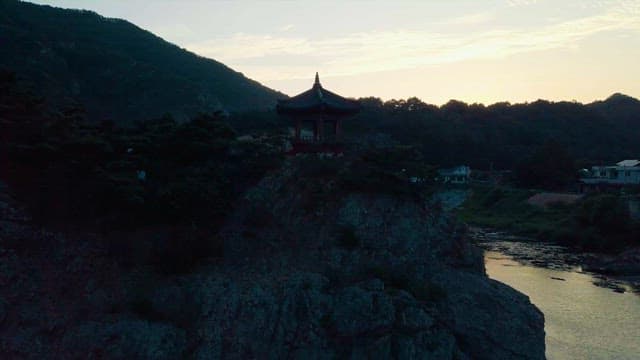 고즈넉한 강가의 전통 정자와 석양