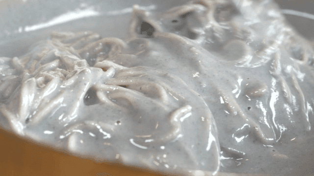 비벼지는 메밀 서리태 막국수