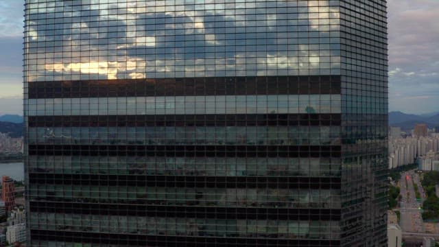 일몰 시 고층 건물이 있는 도시 전경