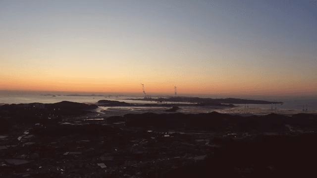 해안 마을과 바다 위의 일몰