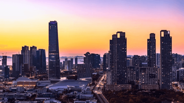 Cityscape transitioning from day to night