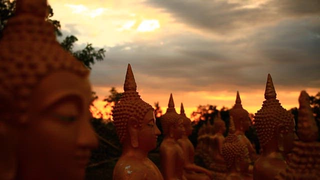고요한 하늘 아래 석양의 부처상