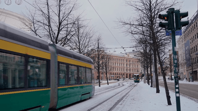 눈 덮인 도시 거리에서 움직이는 트램