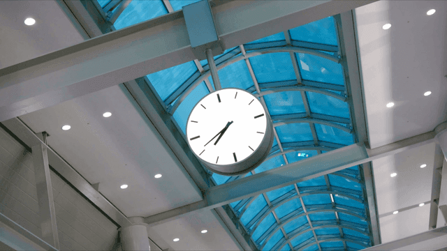 천장 아래 걸린 시계