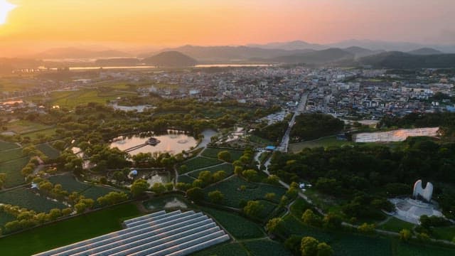 시골 마을 위의 고요한 일몰