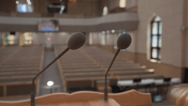 마이크가 있는 빈 교회 강단