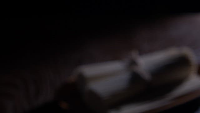 나무 접시에 놓인 국수 다발