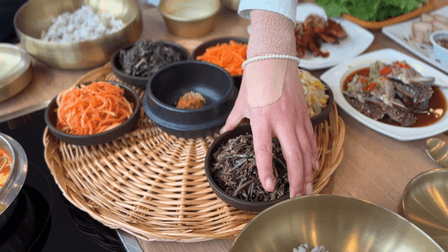 다양한 한국 반찬이 놓인 테이블