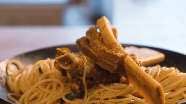 접시에 담긴 갈비 파스타