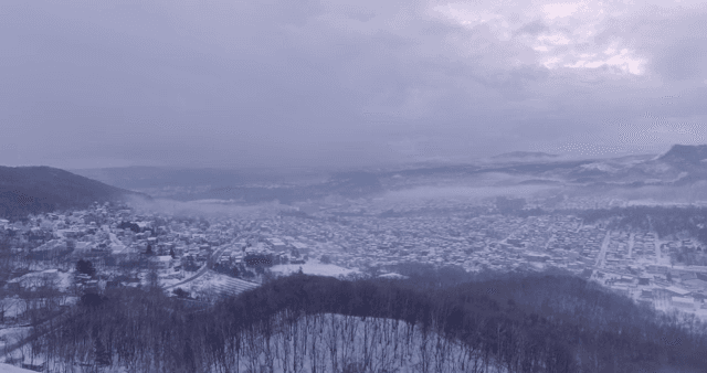 안개 낀 산과 눈 덮인 마을