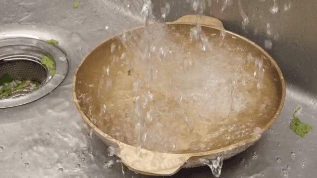 주방 싱크대에서 씻는 신선한 미나리