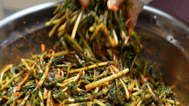 대야에 양념과 섞이는 열무김치