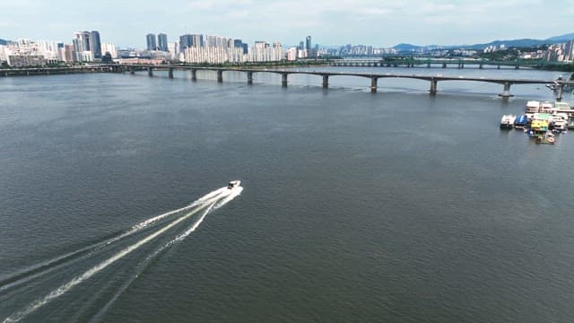 도시 스카이라인과 보트가 있는 고요한 강