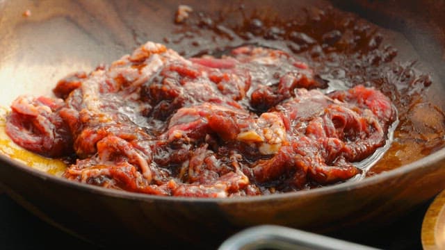 소고기 요리를 위해 후추 마리네이드를 추가