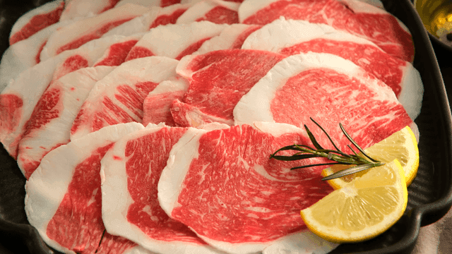 Thinly sliced beef with lemon garnish