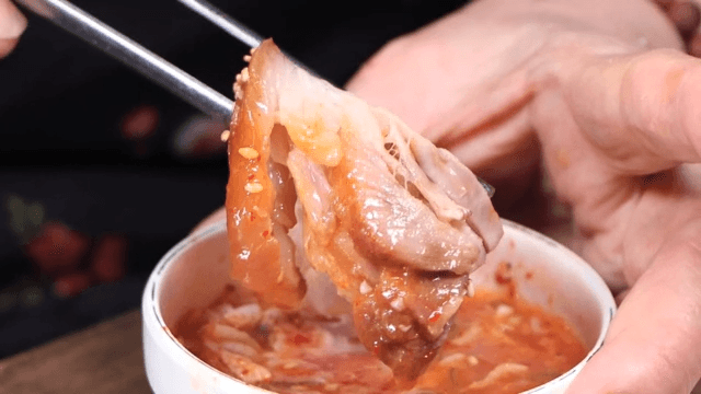 새우젓에 찍어먹는 먹음직스러운 족발 한 점