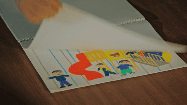 스케치북을 넘기는 손