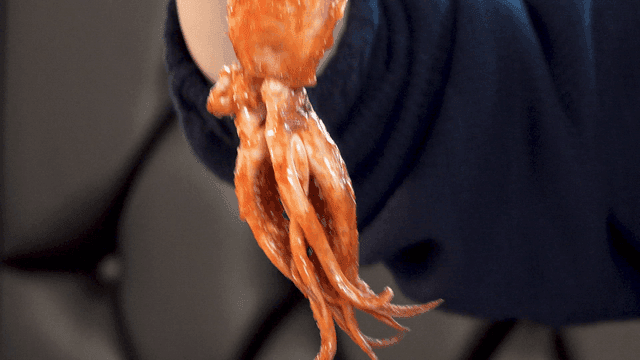 Spicy steamed squid picked up by hand