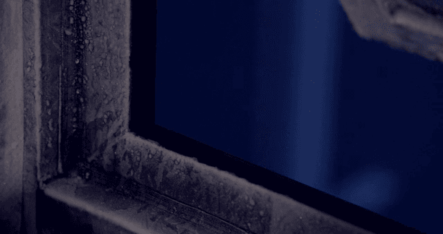 서리가 낀 창문이 여닫히는 모습