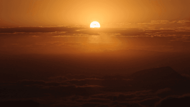 구름 위로 보이는 산의 일몰