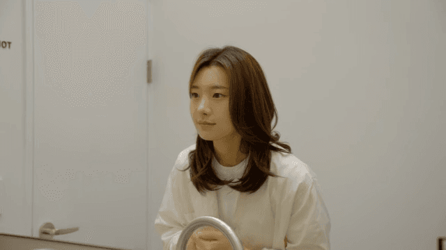 화장실에서 핸드크림을 바르는 여성